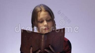 少女读书。 4KUHD
